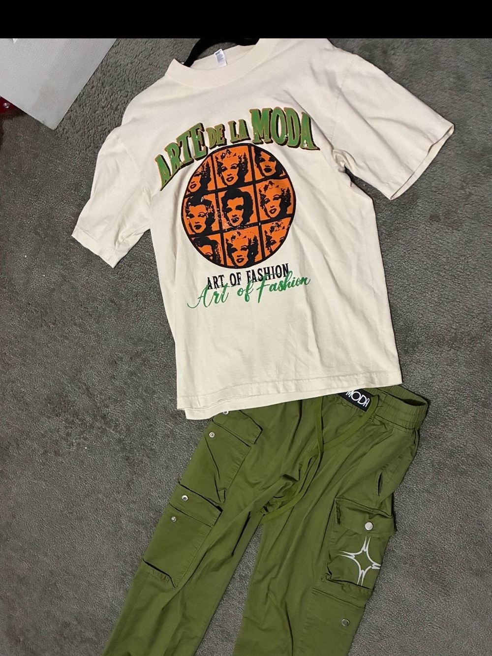 Art De La Moda Cream Graphic Tee & Olive Cargo Pants Set - Men